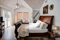 Charming Beach Cottage, 100 Steps to the Beach. Pet friendly. King Bed. Hotels in Wabasso Beach