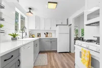 Jaw-dropping artistic mid-century modern home! Close to medical centers