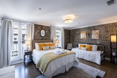 ☆ Historic Broughton St. Loft ☆ Mod-Industrial 2/2 w/View, Parking, Shuffleboard