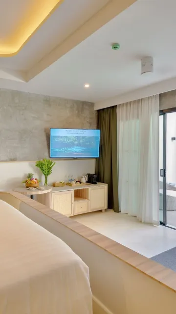 ห้องเอ็กเซ็กคิวทีฟสตูดิโอสวีท, เตียงคิงไซส์ 1 เตียง, ระเบียง, ริมสระว่ายน้ำ