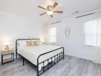 Island Cottage w/ Pool Table & Walking distance to Cranberry! Hotels in Stokes Township