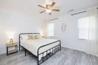 Island Cottage w/ Pool Table & Walking distance to Cranberry!