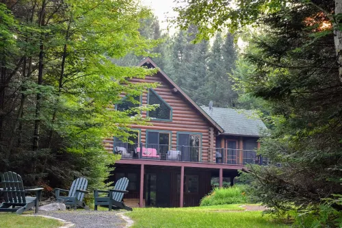 Spacious, family-sized, pet-friendly chalet style log home on Lake Chippewa. Hotels in Hunter