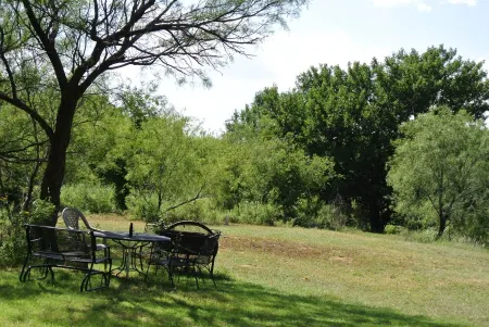 Rustic cabin on the Texas Red River Отели в г. Уилбаргер