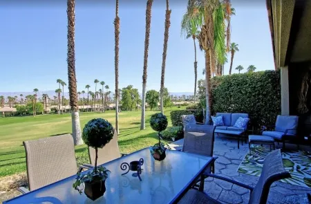 Palm Valley .. Relaxed Getaway, Pools and Sunsets! Отели в г. Палм-Дезерт