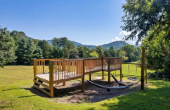 Secluded fully renovated large cabin, with gorgeous mountain views, 5BD, 4BA