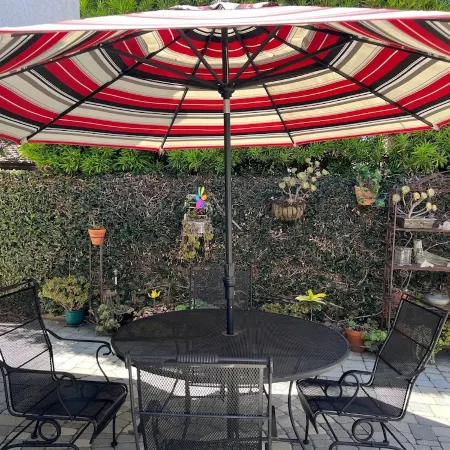 Charming garden Hideaway apartment in Belmont Heights. Abundant outdoor seating.