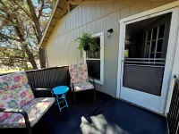 Comfy Loft Retreat Above the Pines