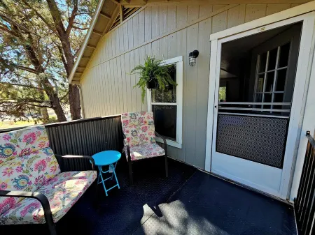 Comfy Loft Retreat Above the Pines
