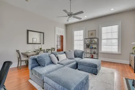 Stovall #4 | Stylish 1 bedroom with private free parking