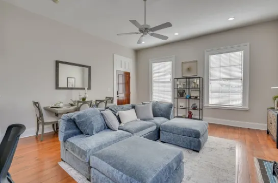 Stovall #4 | Stylish 1 bedroom with private free parking