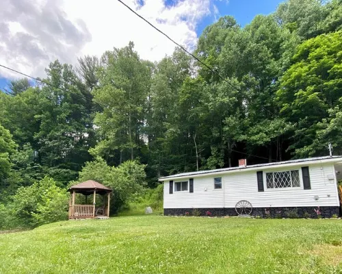 Charming 1940s Cottage Updated-Creek Front-Fire Pit Hotels in Mitchell County