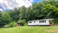 Charming 1940s Cottage Updated-Creek Front-Fire Pit - Wifi