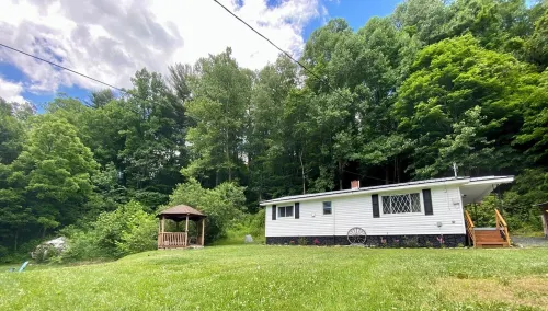 Charming 1940s Cottage Updated-Creek Front-Fire Pit