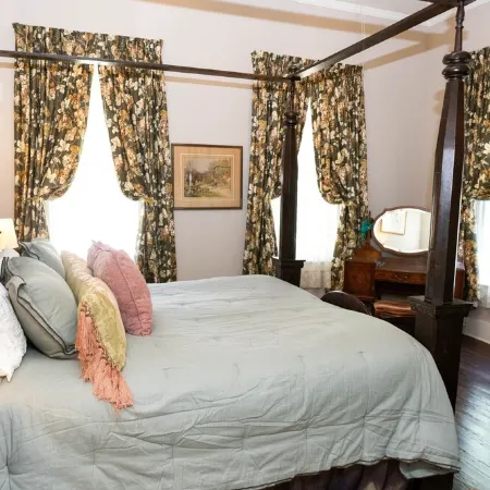 1880's Cozy Cottage, close to Historical Downtown. Sleeps up to 63B3B-pets OK