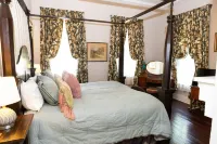 1880's Cozy Cottage, close to Historical Downtown. Sleeps up to 63B3B-pets OK