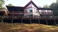 Roomy entire private lower level of log cabin on Green River, 6 min to TIEC.
