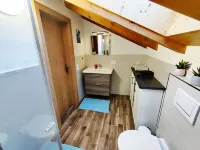 Cozy vacation apartment with two bedrooms, wood-burning stove and spacious balcony - balcón