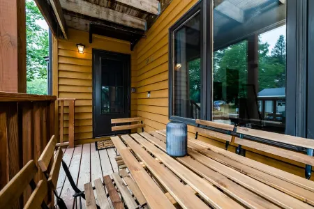 Spacious Condo, Family Friendly, Walk to Private Beach