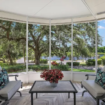 3 min drive to DT Mount Dora!