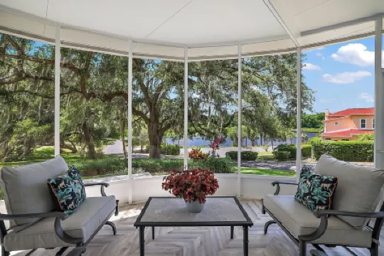 3 min drive to DT Mount Dora!