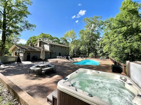 Guest House w/ Pool and Hot Tub! 10min away from Lake Norfork!