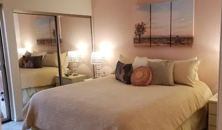 Peaceful Moroccan Retreat - Downtown Palm Springs w/ Mountain View Отели рядом с достопримечательностью «Honeymoon Hideaway»