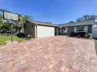 Backyard Paradise - POOL, MINI GOLF & BAR