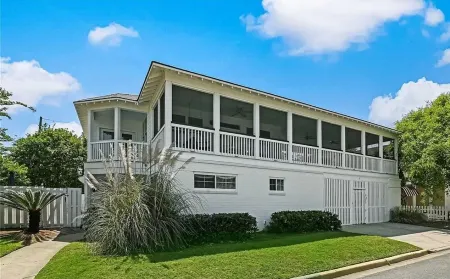 Big House Few steps from the Beach. Отели рядом с достопримечательностью «Тайби-Айленд Лайт Стейшен Энд Музеум»