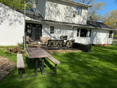 Comfortable, newly renovated home, walk to beach!