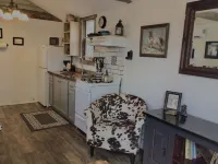 “WYNOT BUNKHOUSE”, Western class in a quaint backyard retreat