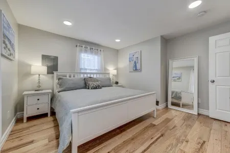 Spacious Downtown 2BR w/ Parking Отели в г. Принстон