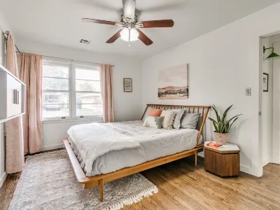 Vibrant 3 bed 1.5 bath home that's close to everything in OKC!!! Hotels near Goodwill Thrift Store & Donation Center