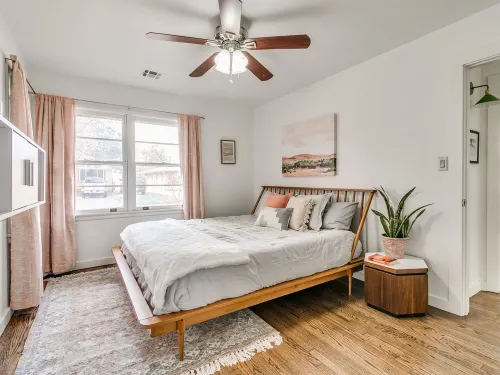 Vibrant 3 bed 1.5 bath home that's close to everything in OKC!!! Hotels in The Village