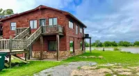 Waterfront 2 bed Cabin Suite w/ Fire-pit and patio! Jesse James Home Museum 주변 호텔