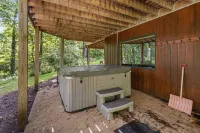 Secluded Spacious Cabin | Private Hot Tub | Large Bedrms | Huge Deck & Screen Rm