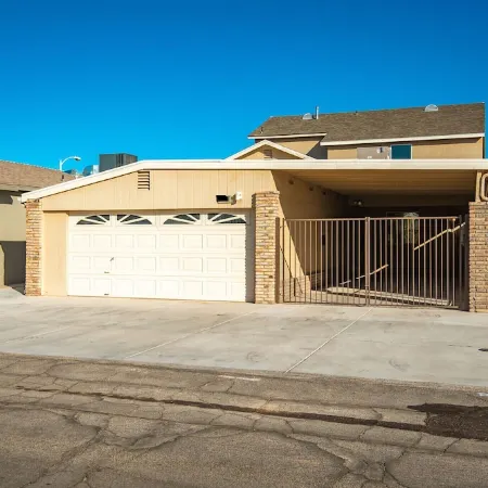 2900sf Riverfront home,no wake zone,5 bdrm, 4 bath Sleeps14,games, Sandy Beach!