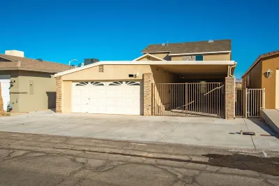 2900sf Riverfront home,no wake zone,5 bdrm, 4 bath Sleeps14,games, Sandy Beach! Hotels near Airport Center Dr