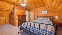 Cardinals on the Creek Cabin-Hot Tub, Pet-Friendly, Backyard Creek!