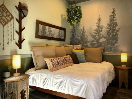 Tiny House Near Downtown Astoria Отели в г. Астория