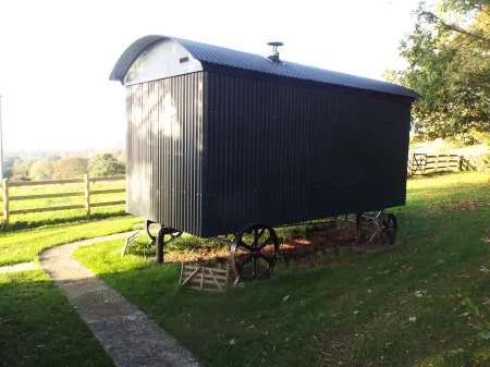 Shepherds Hut with stunning views located on the edge of the peak district Отели в г. Макклсфилд