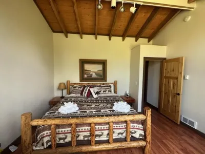 Rustic 2 Bedroom Cabin, 2 Baths,  Sleeps 4, 2 Minutes From West Glacier 아발란치 호 주변 호텔