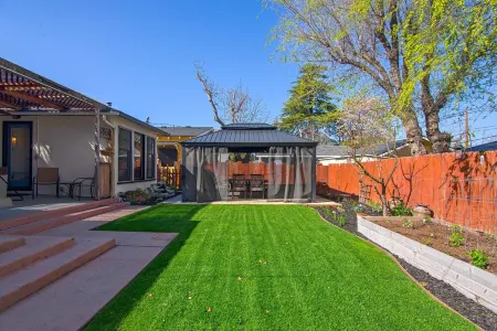 MIDCENTURY MANOR-Hot Tub & 5 Blocks to Town Center Отели рядом с достопримечательностью «PARK STREET GALLERY»