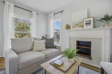 Quaint and Cozy Historic Home in Downtown Weatherford