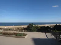 Magnificent Quiet Ocean Front. Beautiful five-star. Holiday festivities close by