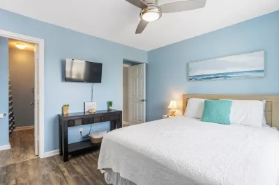 Nights on the North End-Steps to the Beach, Pool & Pier Hotels near Freeman Park