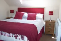 Laura's Loft - Private, romantic self-catering apartment with views for couples