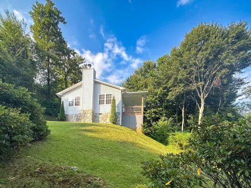 Perfect Couples Retreat – Smoky Mountain View, Hot Tub, Fire Place, King Bed, EV