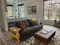 Cozy, Eclectic 1 BR Condo w/Rooftop Hot Tubs, Dog Friendly!