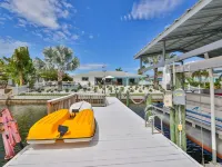 Spacious waterfront home in Apollo Beach w/ private swimming pool and boat dock. Hotels in Apollo Beach